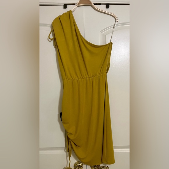 NWT - Lulu’s Ruched One Shoulder MIDI Dress - Size XL - Mustard Yellow - Picture 6 of 16